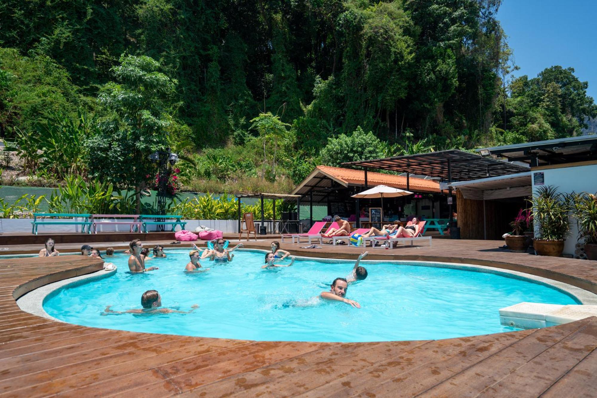 Base Ao Nang Beachfront Hostel Exterior photo